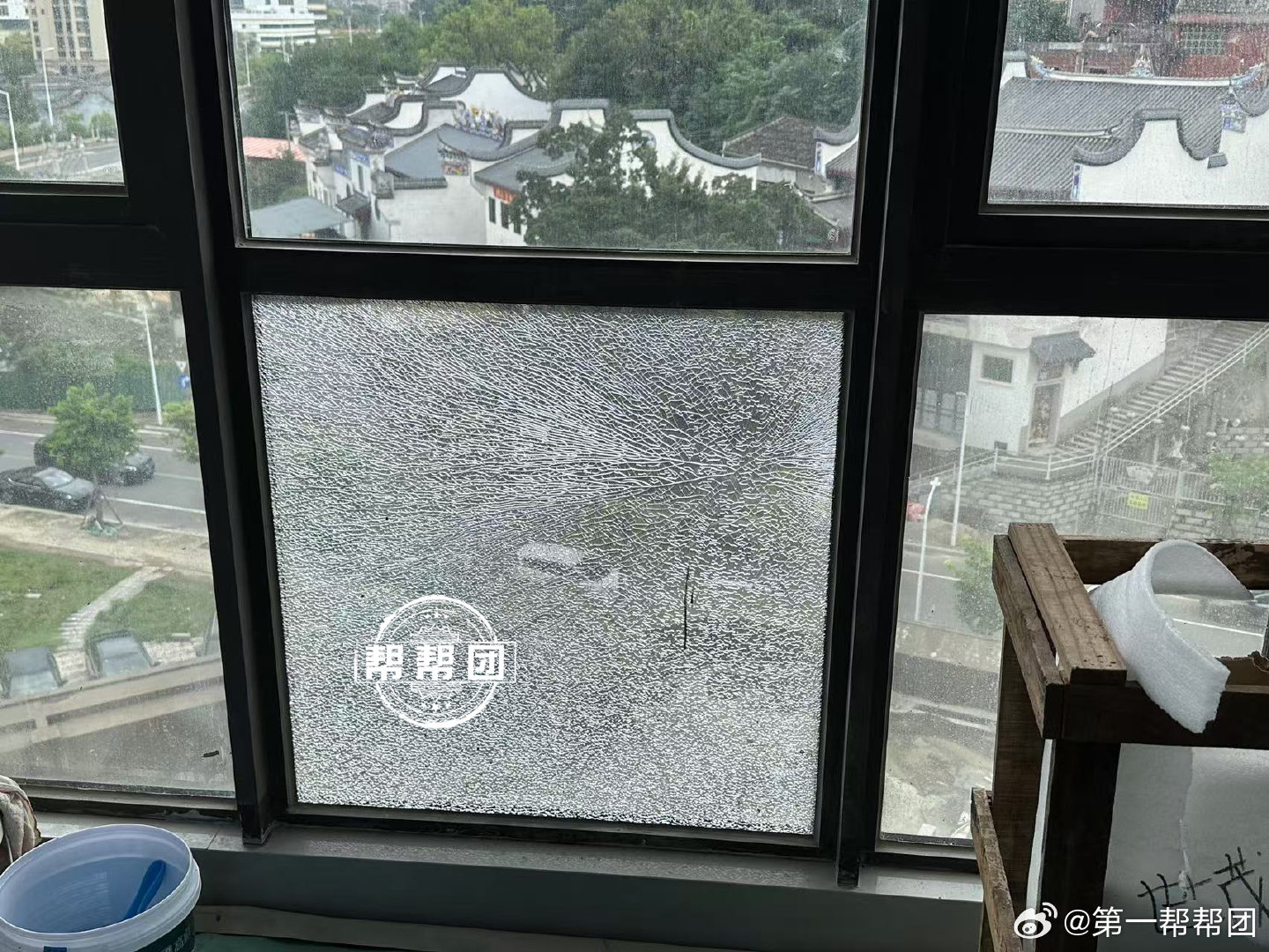 弹孔之谜